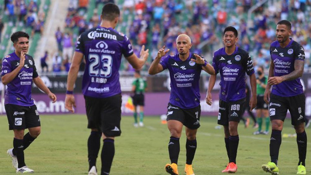 Jugadores del Mazatlán, en festejo de gol