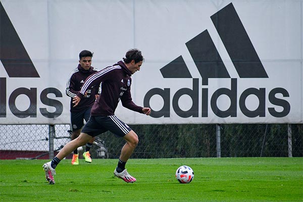 El delantero durante un entrenamiento con el Tri