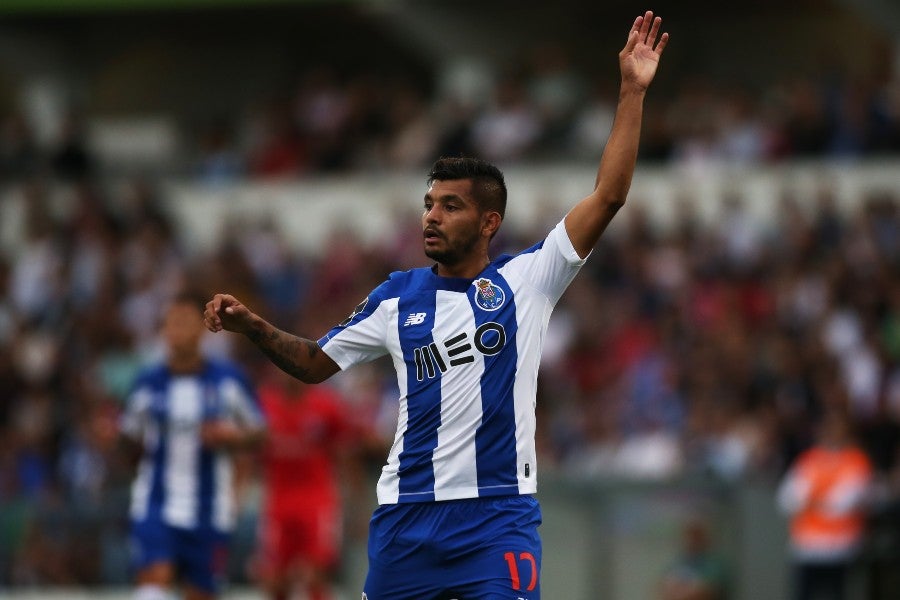 Tecatito Corona durante un partido con el Porto