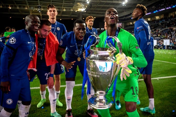 Mendy en festejo con Chelsea