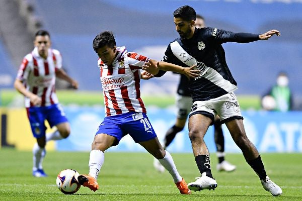 Fernando Beltrán en acción con Chivas