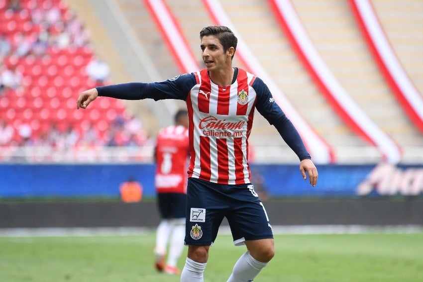 Isaác Brizuela en un partido de las Chivas