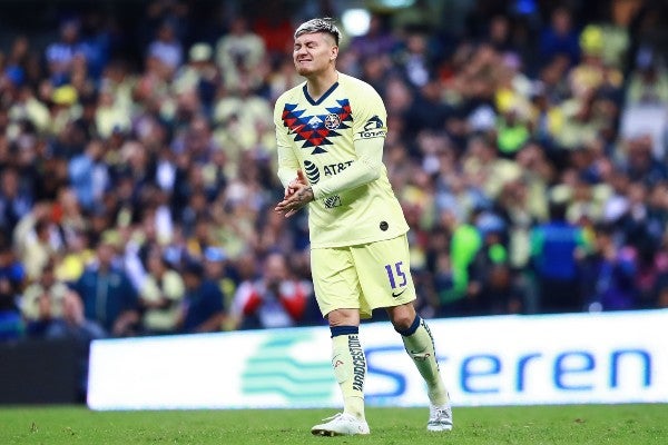 Nicolás Castillo reacciona durante partido con el América