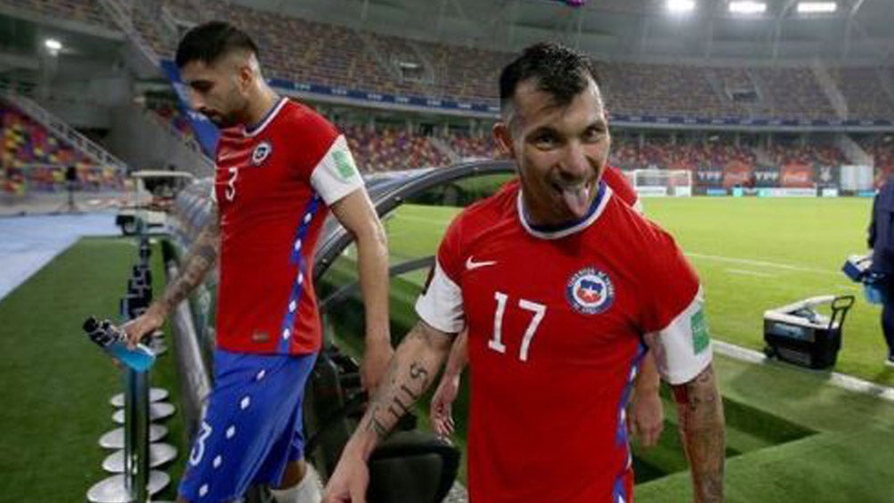 Gary Medel enseña la lengua en su camino a los vestidores