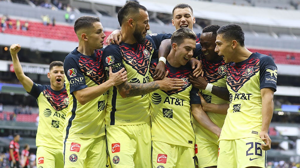 Jugadores de América festejan un gol