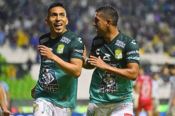 Ángel Mena festeja un gol con el León 