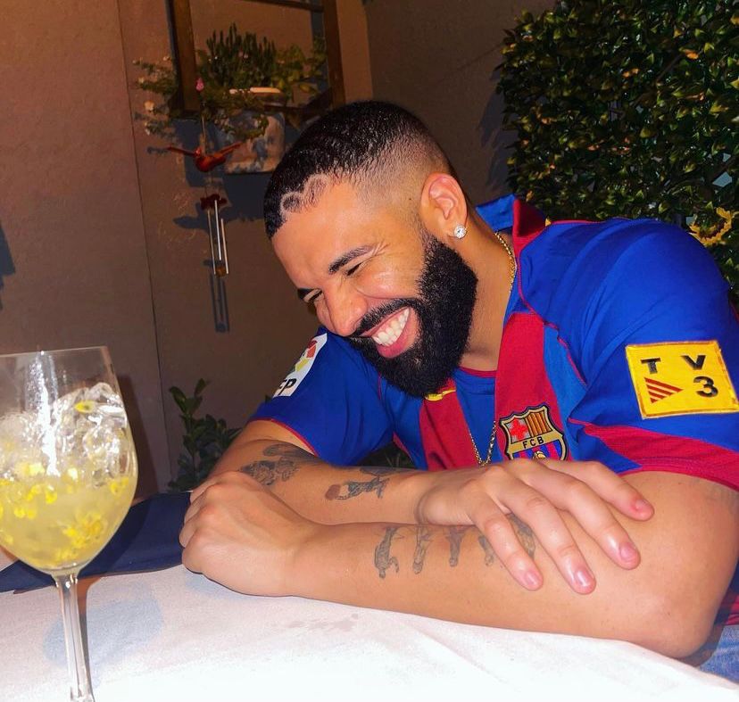 Drake con el jersey del Barcelona