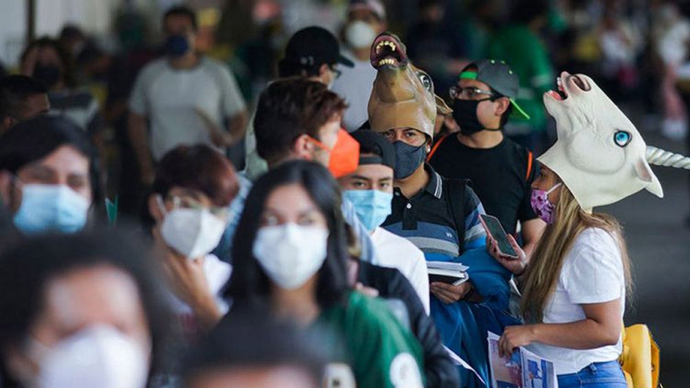 Fila de vacunación en Ciudad de México