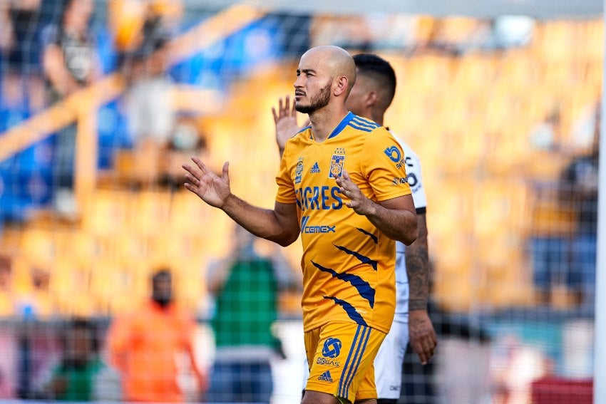 Carlos González en el duelo entre Tigres y Atlas