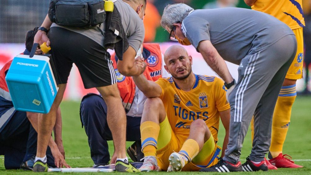 Carlos González en el duelo entre Tigres y Atlas