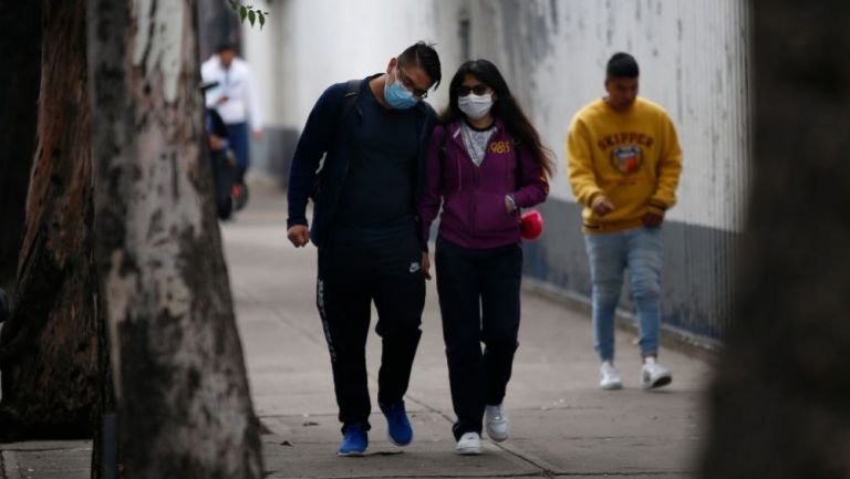 Habitantes de la Ciudad de México caminando durante la pandemia