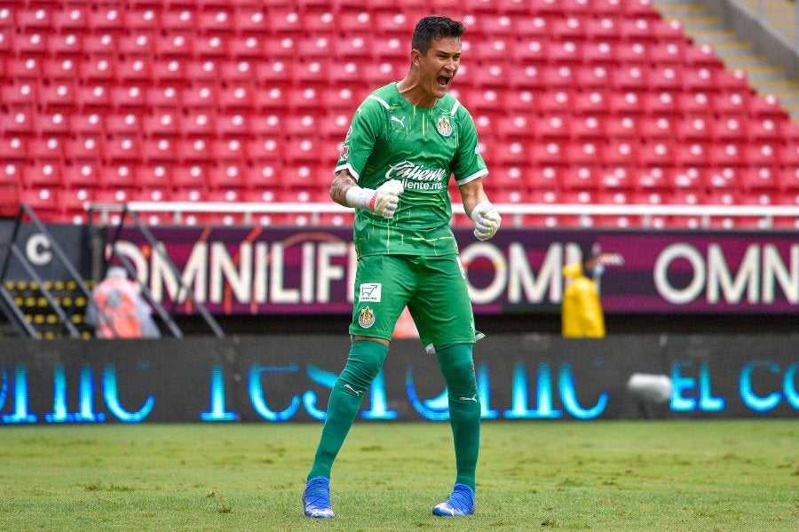 Raúl Gudiño durante un partido con Chivas