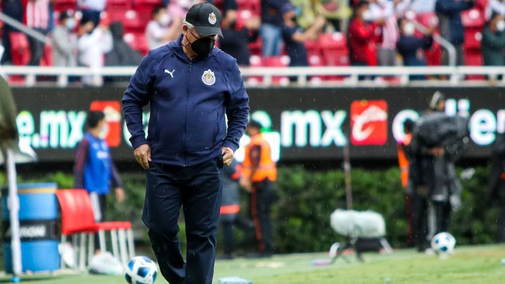 Chivas: Con todo y el triunfo la afición pidió la salida de Vucetich