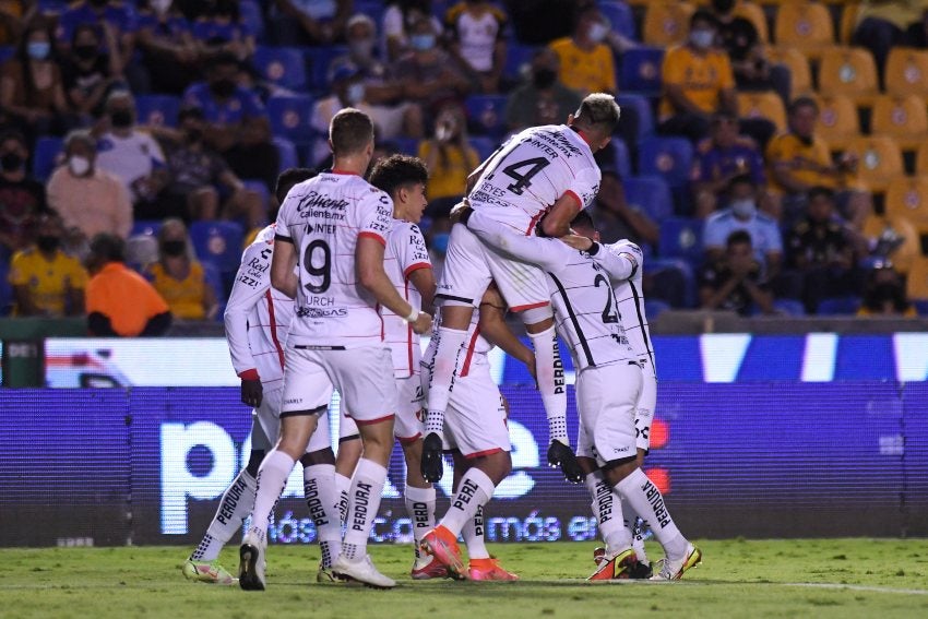 Jugadores de Atlas festejando un gol a favor