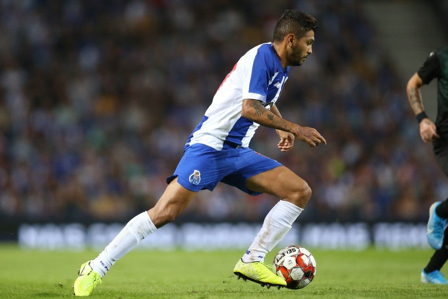 Tecatito Corona durante un partido con el Porto