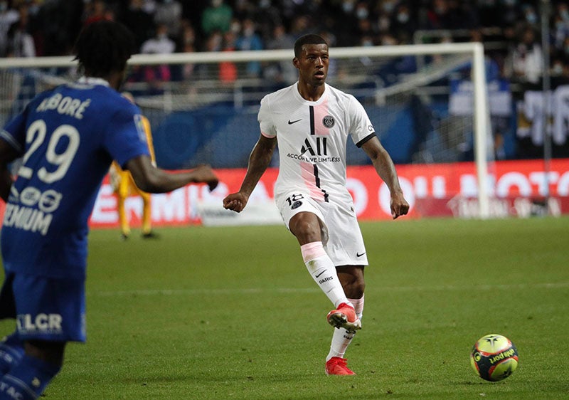 Georginio Wijnaldum durante un duelo con el PSG