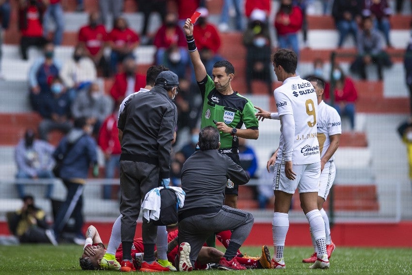 Alan Mozo siendo expulsado ante Toluca