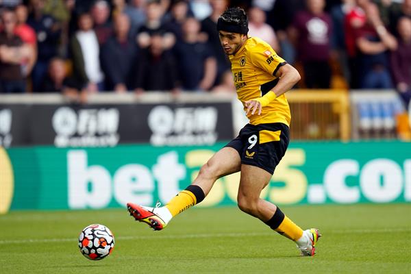 Raúl en acción contra los Wolves