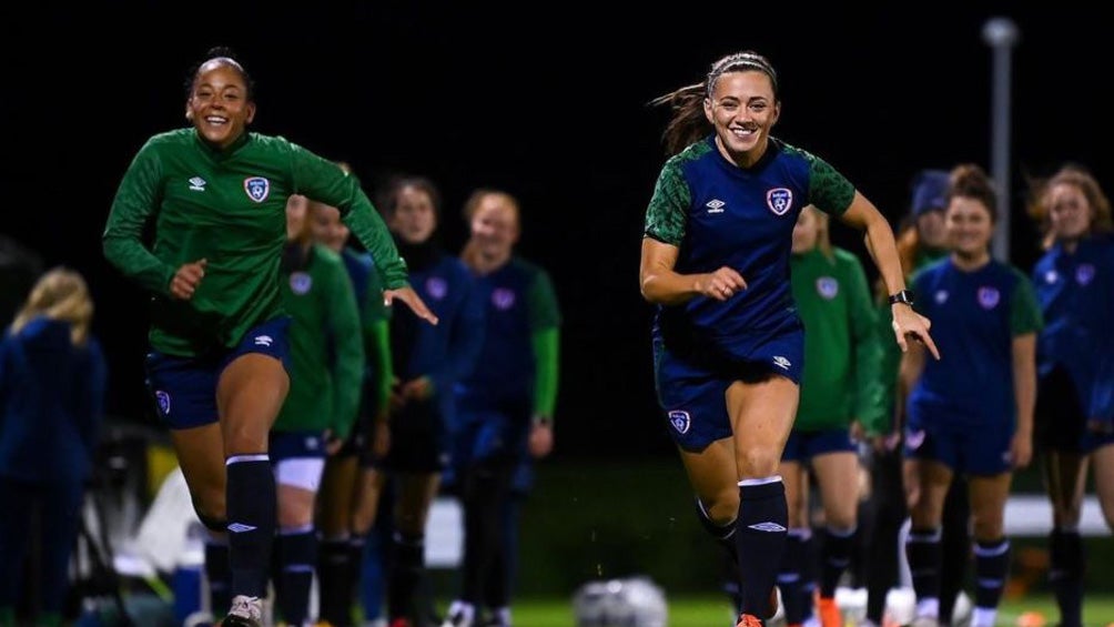 Selección de Irlanda femenil en entrenamiento