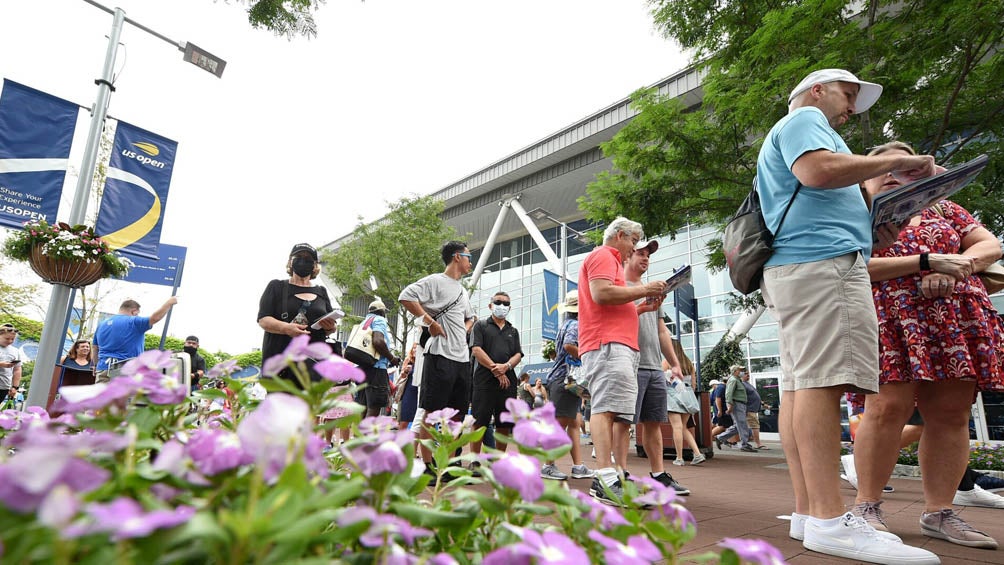 Aficionados hacen fila para ingresar a un juego del US Open