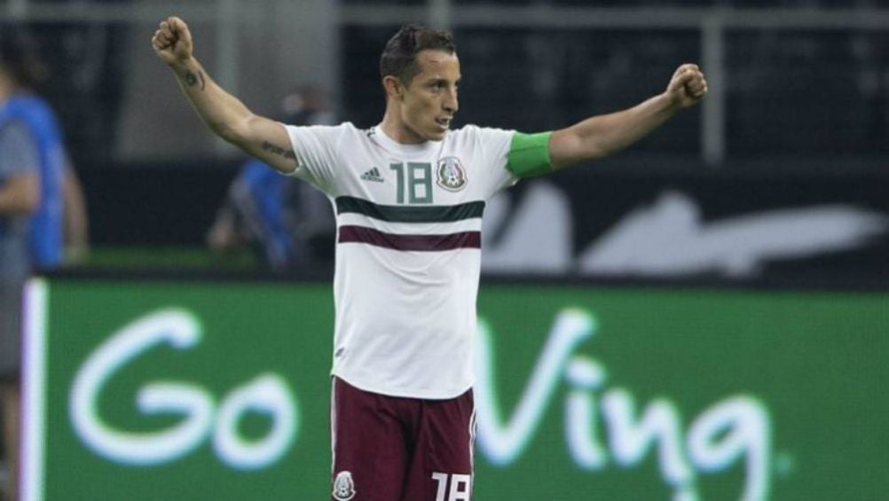 Guardado festeja un triunfo de México