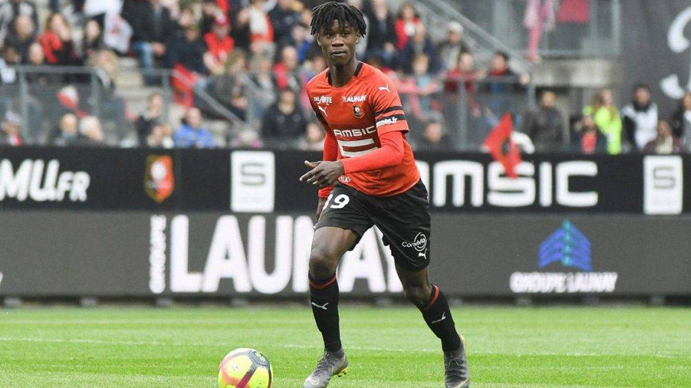 Eduardo Camavinga durante un duelo con el Rennes