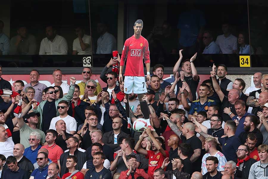 Seguidores del United con imagen de CR7 en Old Trafford