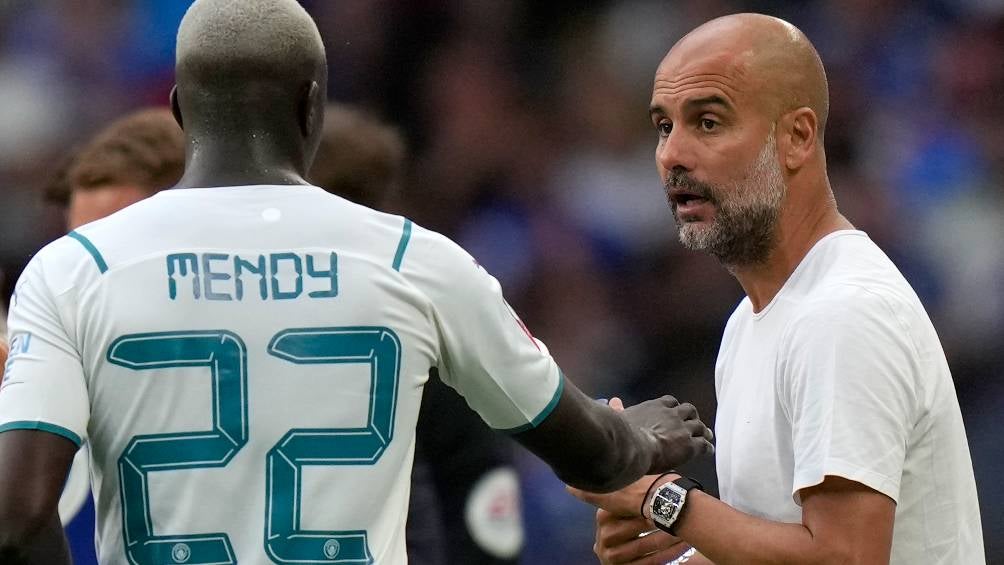 Mendy con Guardiola en un partido del Ciy