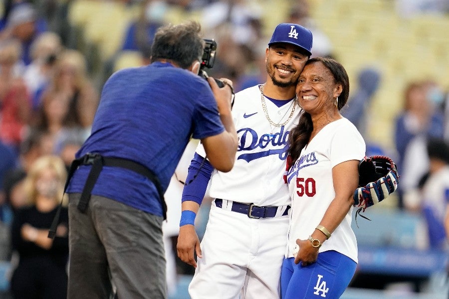 Video: Madre de Mookie Betts realizó primer lanzamiento en partido