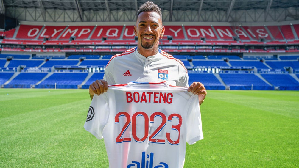 Jerome Boateng posa con la camiseta del Olympique de Lyon