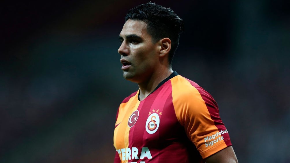 Radamel Falcao durante un duelo con el Galatasaray 