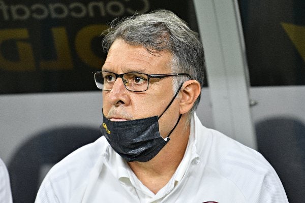 Tata Martino observa un partido del Tri