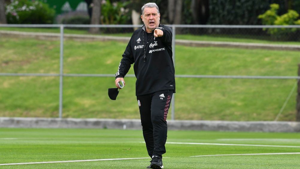 Tata Martino observa un entrenamiento del Tri