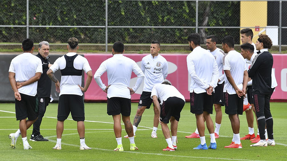 Tata Martino en charla con los jugadores de México