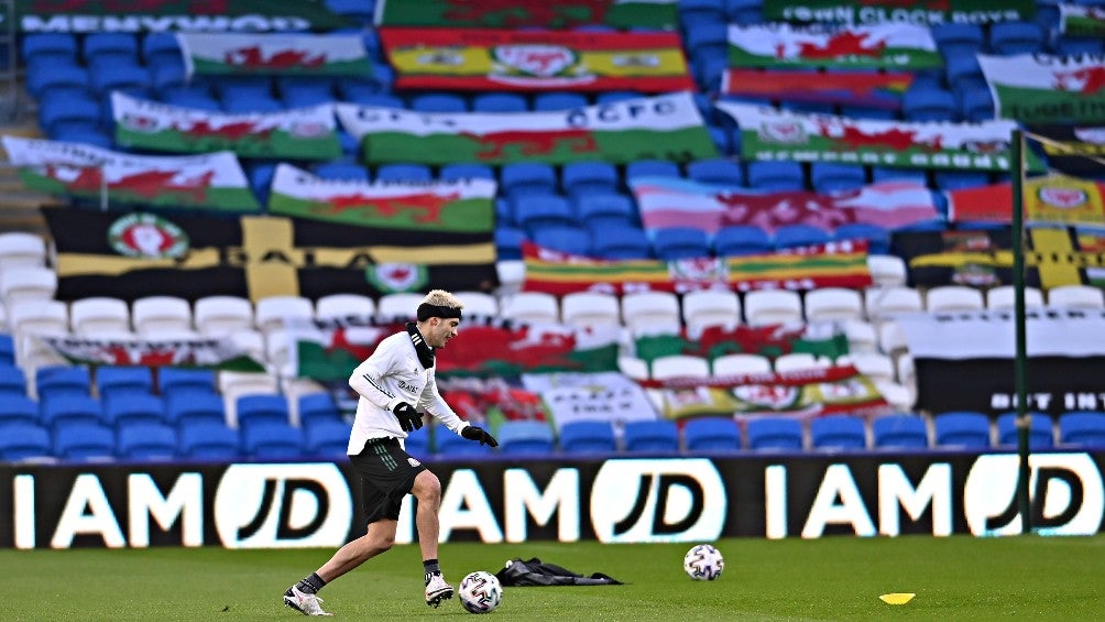 Raúl Jiménez durante un entrenamiento con el Tri