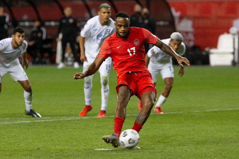 Cyle Larin cobra desde el punto de penalti