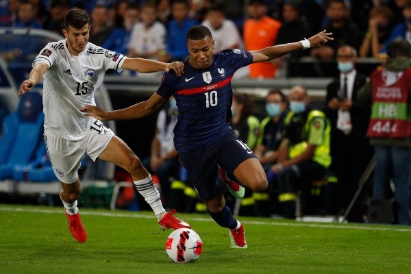 Kylian Mbappé en acción durante el Francia contra Bosnia