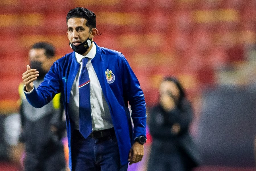 Edgar Mejía durante un partido con Chivas Femenil