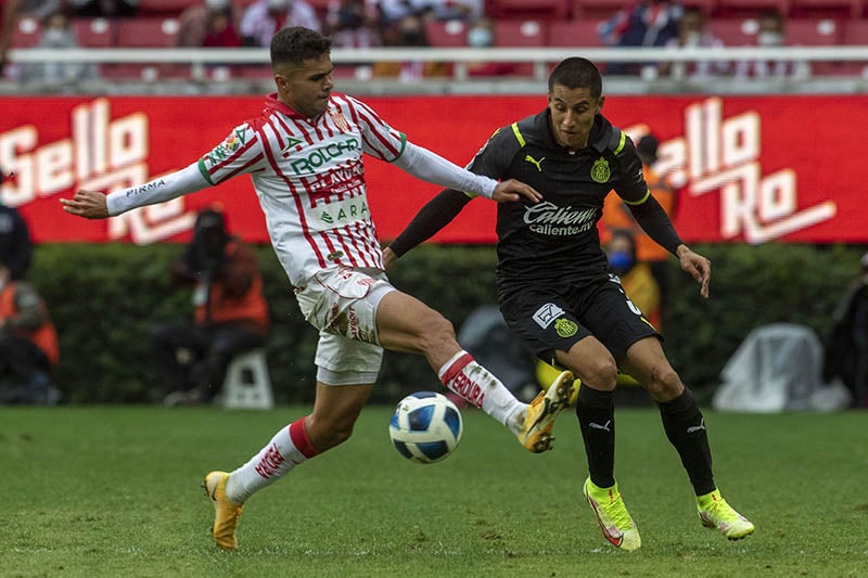 Carlos Cisneros durante un duelo con Chivas 