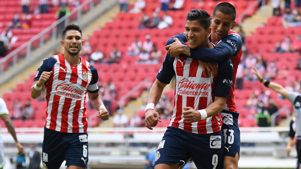 Molina, Zaldívar y Cisneros festejan un gol en el Akron 