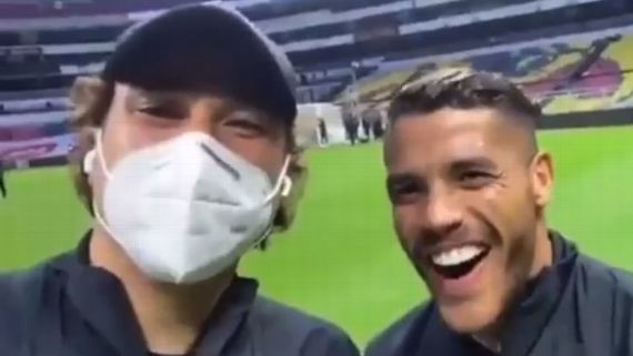 Ochoa y Jonathan durante la transmisión