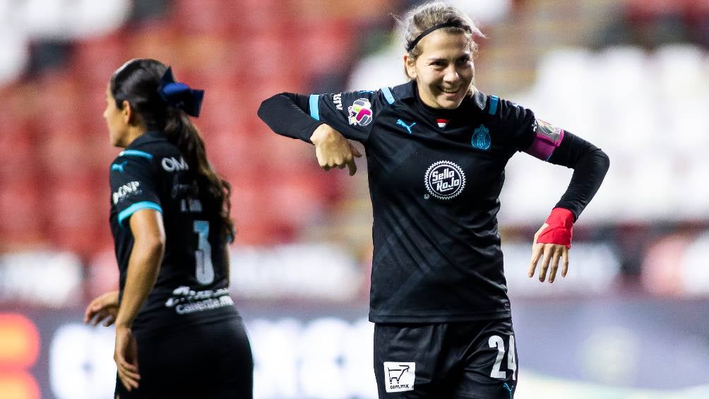 Alicia Cervantes celebrando un gol con Chivas