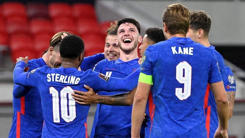 Jugadores ingleses celebran gol vs Hungría