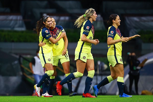 Jugadoras de América festejan un gol