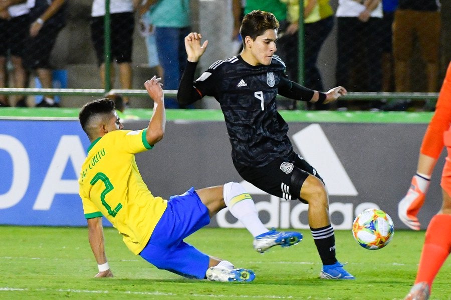 Santiago Muñoz durante un partido con México