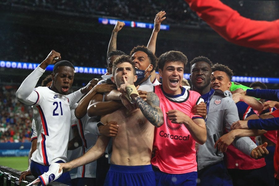 Jugadores de Estados Unidos celebrando un gol vs México