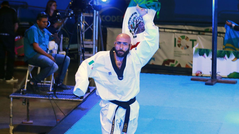 Francisco Pedroza celebra con la bandera de México