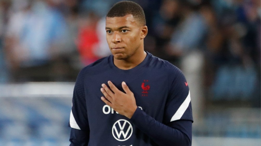 Kylian Mbappé reacciona durante calentamiento con la Selección de Francia