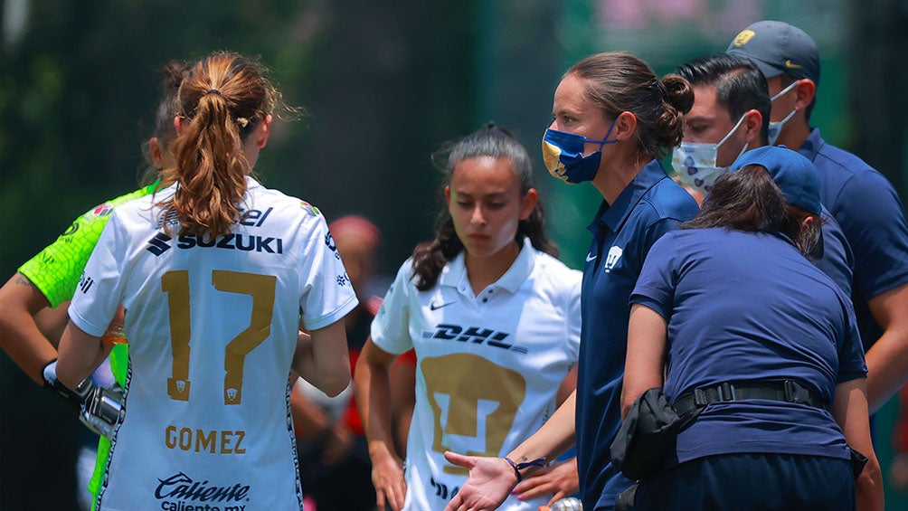 Karina Báez da instrucciones a jugadoras de Pumas Femenil