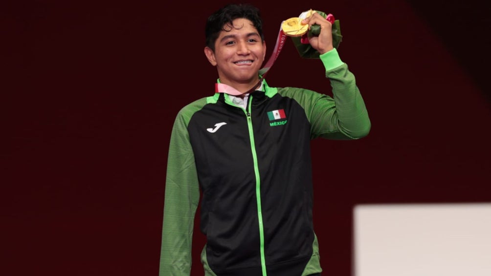 Juan Diego García posa con la medalla de Oro